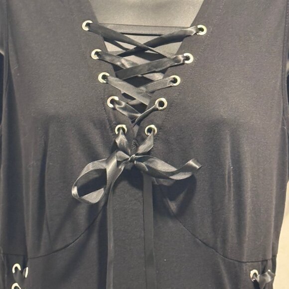 Scarlet Darkness lace up dress - Picture 6 of 7